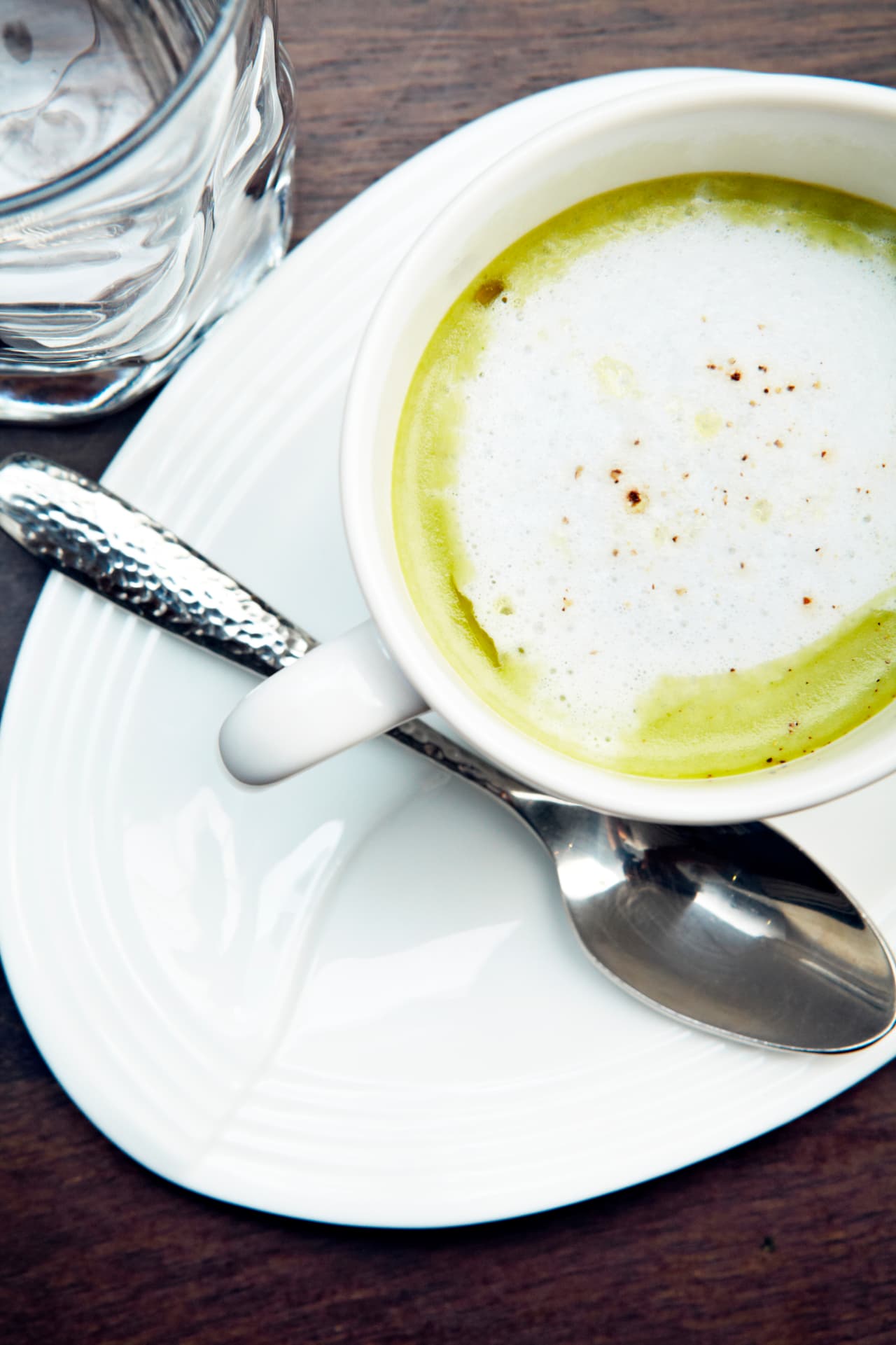 ¿Eres fan del café? Si es así, con el té matcha no vas a tener que dejarlo o cambiarlo, pues gracias a que estás consumiendo directamente el polvo de la hoja esto supone ingerir tres veces más cafeína que con un té convencional.