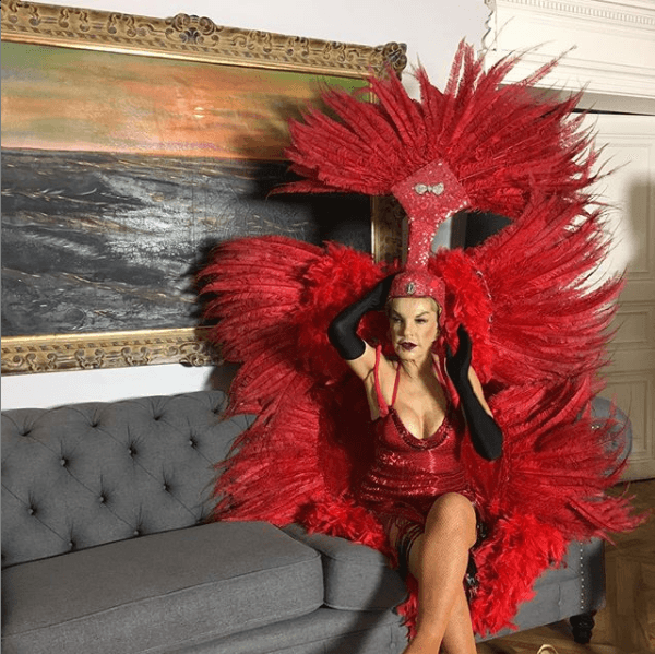 "Si mueve los ojos pueden ser como reflejos, quién sabe dónde esté la mente de Wanda (Seux)", agregó la productora, con quien la también actriz trabajó en el documental 
<b><a href="https://www.youtube.com/watch?v=dOr9Kl40bl8" target="_blank">'Bellas de noche'</a></b>.