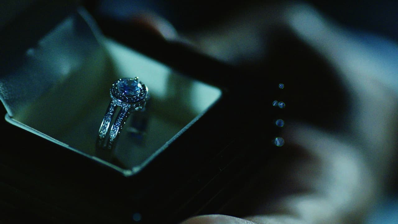 Kemal sacó el anilo de compromiso que por tantos años soñó entregarle al amor de su vida.