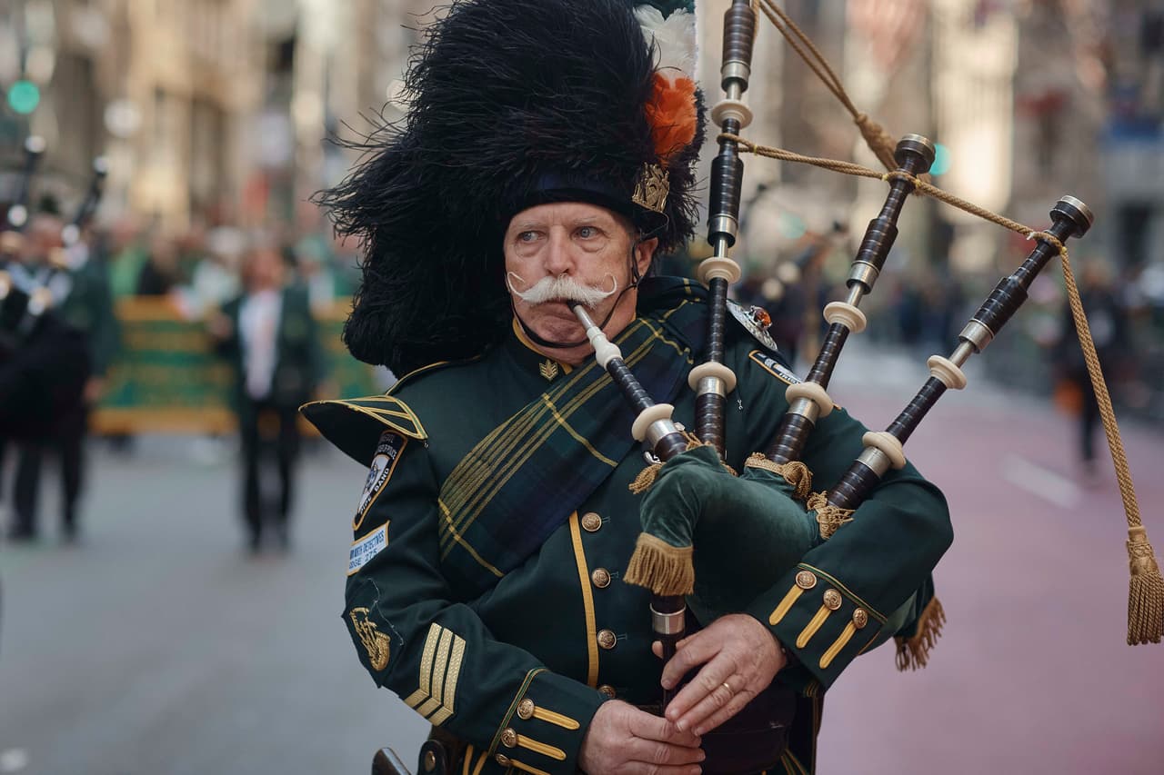 Un hombre toca la gaita en medio del desfile del Día de San Patricio en la Quinta Avenida.