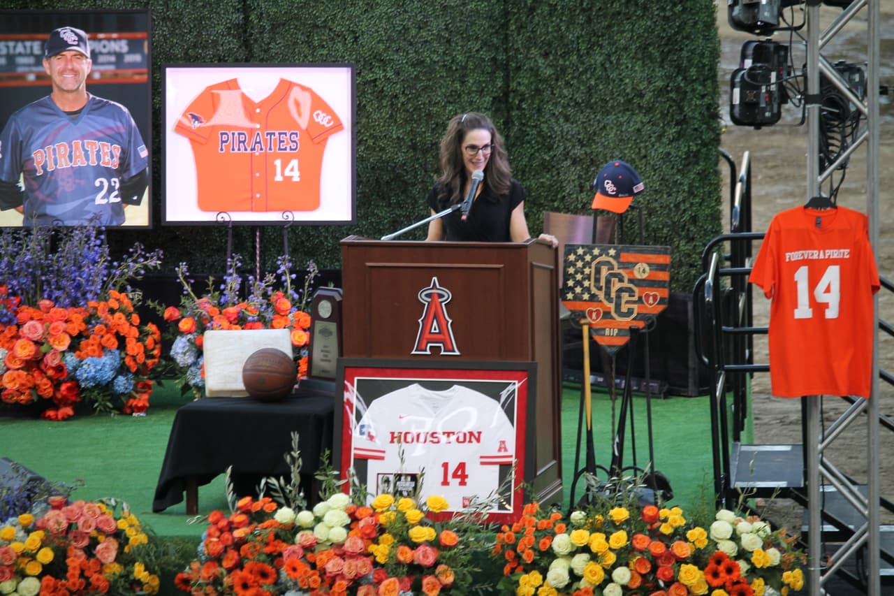 En el Angel Stadium de Anaheim fueron colocados varios ramos de flores en memoria de John, Keri y Alyssa Altobelli.