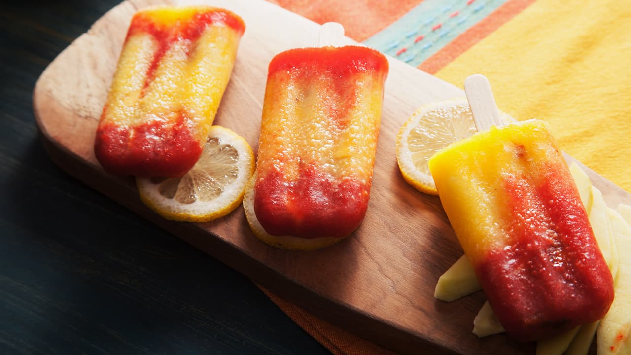 Paletas de mango con chamoy 