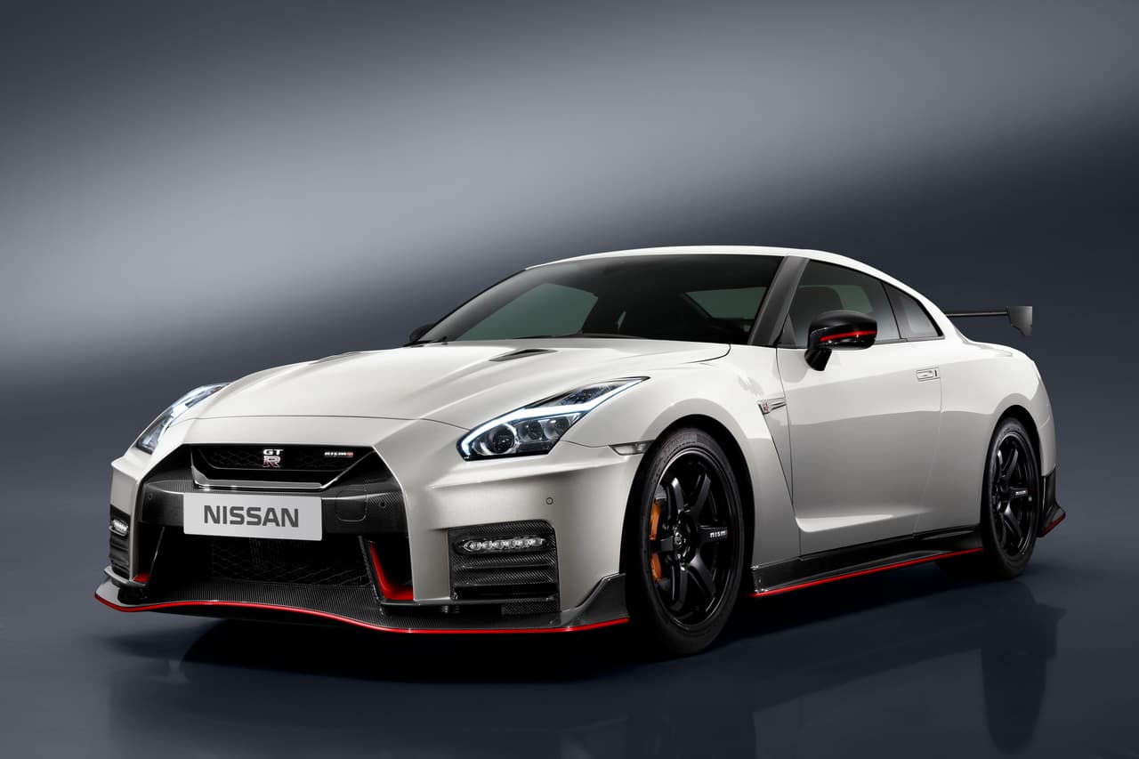 En el 2017 el R35 recibió ajustes estéticos, reducción de peso, mejoras en el interior, más potencia y cambios de marcha más rápidos.
<br>(Foto: Nissan GT-R NISMO 2017)