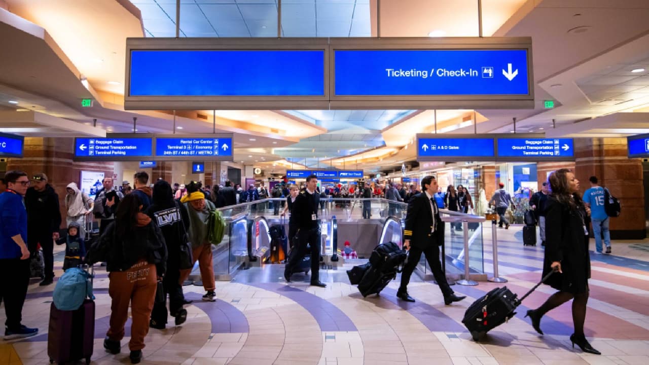 Recuerda verificar el estado de tu vuelo con la aerolínea antes de llegar al aeropuerto y asegúrate de tener suficiente tiempo. Si viajas a nivel nacional, llega al menos dos horas antes de la salida del vuelo y tres horas si viajas a nivel internacional.