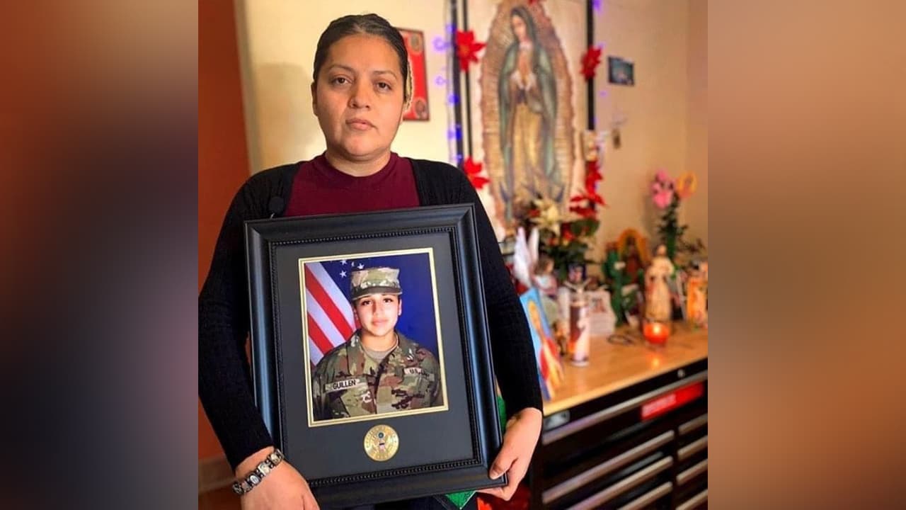 ” Del celular de Vanessa se mandó el número de serie de un arma de fuego. Este mensaje de texto nos resulta muy inusual porque no es algo que se envíe normalmente entre los soldados de la base, por eso pensamos que existe una posibilidad de que alguien más hubiera enviado el mensaje. Pero las autoridades militares no nos quieren decir el destinatario del mismo”, agregó Khawam, abogada de la familia.