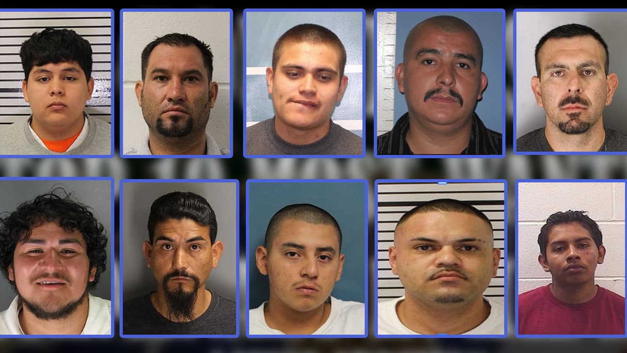 Si tiene alguna pista de dónde están estos 
<b><a href="https://www.univision.com/local/fresno-kftv/estos-son-los-fugitivos-mas-buscados-del-condado-de-tulare-fotos">10 criminales,</a> </b>favor reportar a las autoridades:
<br>-Oficina del Sheriff del Condado de Tulare al 
<b>(559) 733-6218 </b>
<br>-Programa TipNow al 
<b>(559) 725-4194 </b>o tcso@tipnow.com.
<br>