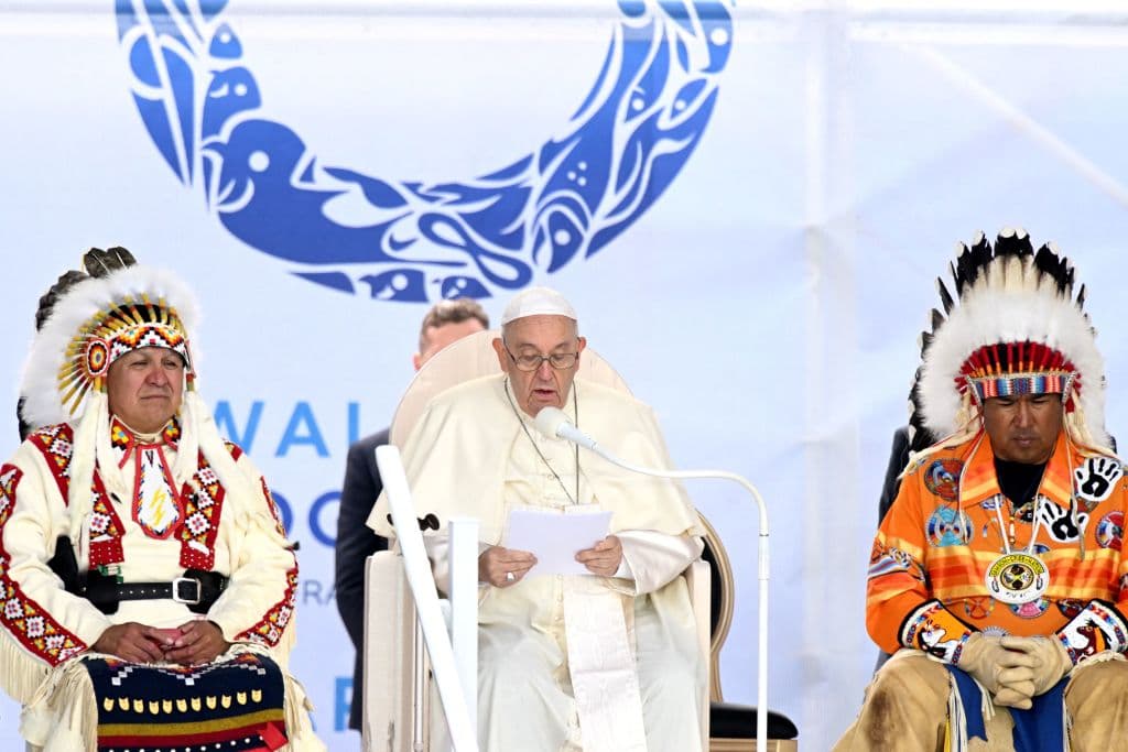 El papa Francisco (centro) habla con los miembros de la comunidad indígena en Maskwacis, Alberta, Canadá, el 25 de julio de 2022. Francisco dio una disculpa personal histórica a los sobrevivientes indígenas del abuso infantil cometido durante décadas en instituciones católicas en Canadá, al comienzo de una visita de una semana que describió como un "viaje penitencial".