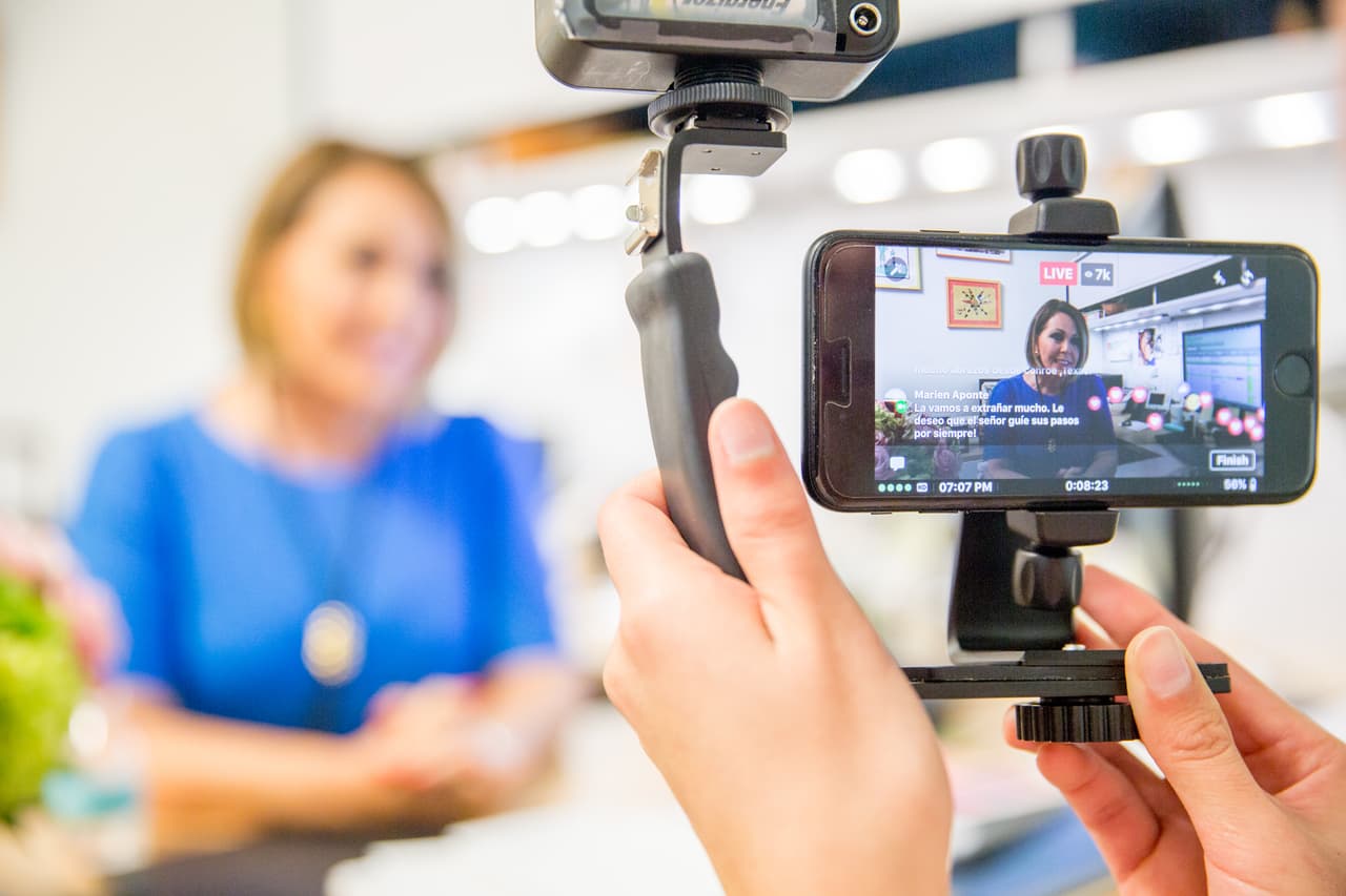 La periodista fue directamente a su oficina donde continuó transmitiendo en vivo por Facebook Live, así pudo responder preguntas de sus seguidores que recién se habían enterado de su decisión.