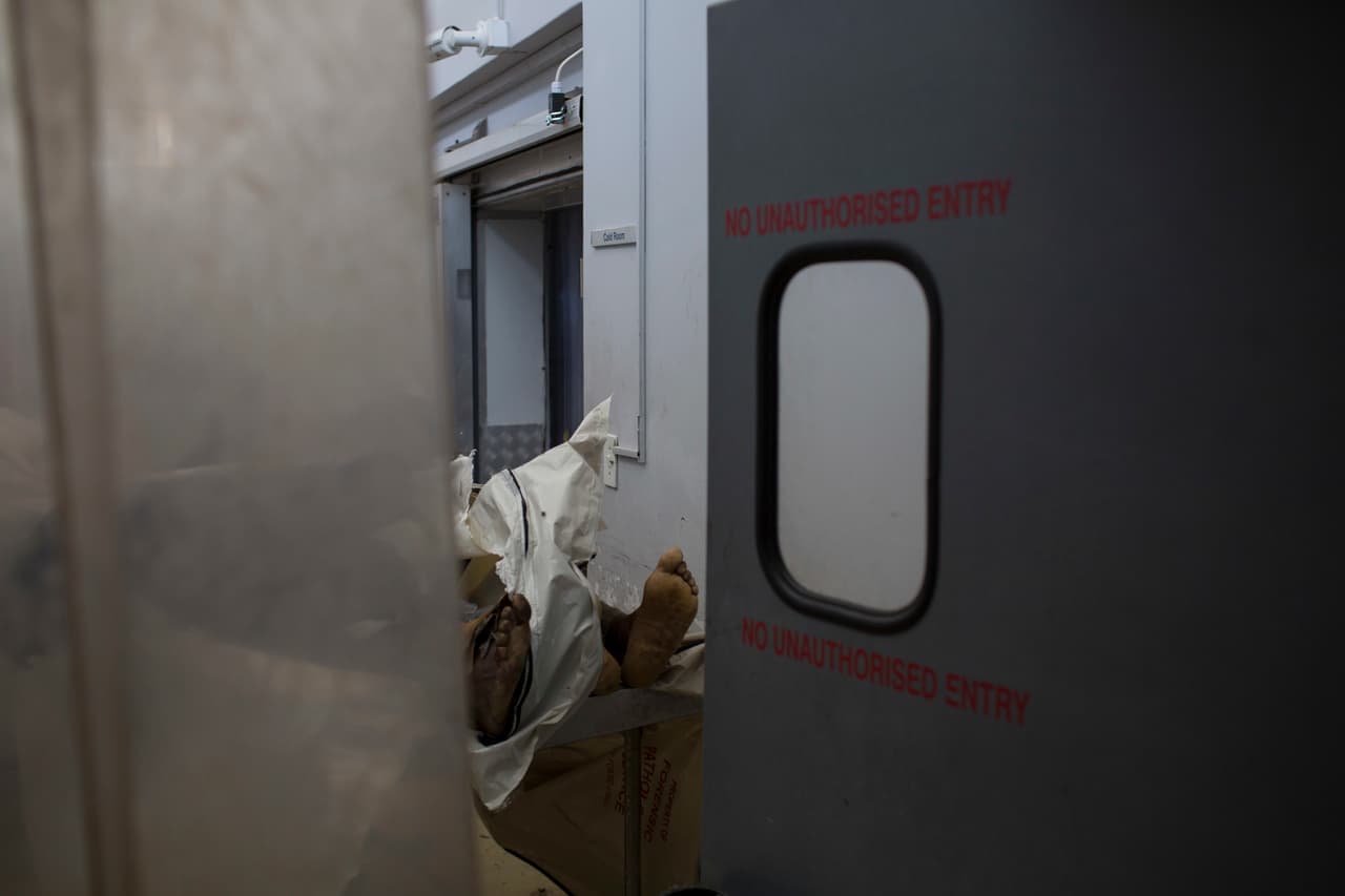 La foto muestra el cuerpo de un hombre no identificado en un depósito de cadáveres en el barrio de Hillbrow en Johannesburgo. Es la morgue más transitada de Sudáfrica, con 3,000 cadáveres cada año. El 10 por ciento de ellos siguen sin ser reclamados y no identificados. Fotografía tomada el 28 de enero de 2018. (Foto AP / Bram Janssen)