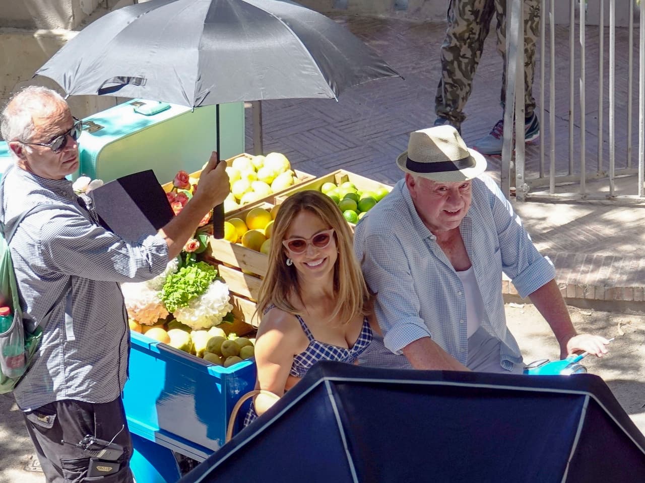 El sol de Italia fue perfecto para que la pareja recién casada saliera a disfrutar del lugar junto a algunos de sus habitantes. El centro de la ciudad fue el escenario perfecto para que JLo mostrara uno de 
<i><a href="https://www.univision.com/musica/famosos-lucen-su-outfit-para-el-verano-2022" target="_blank">sus mejores outfits</a></i>.