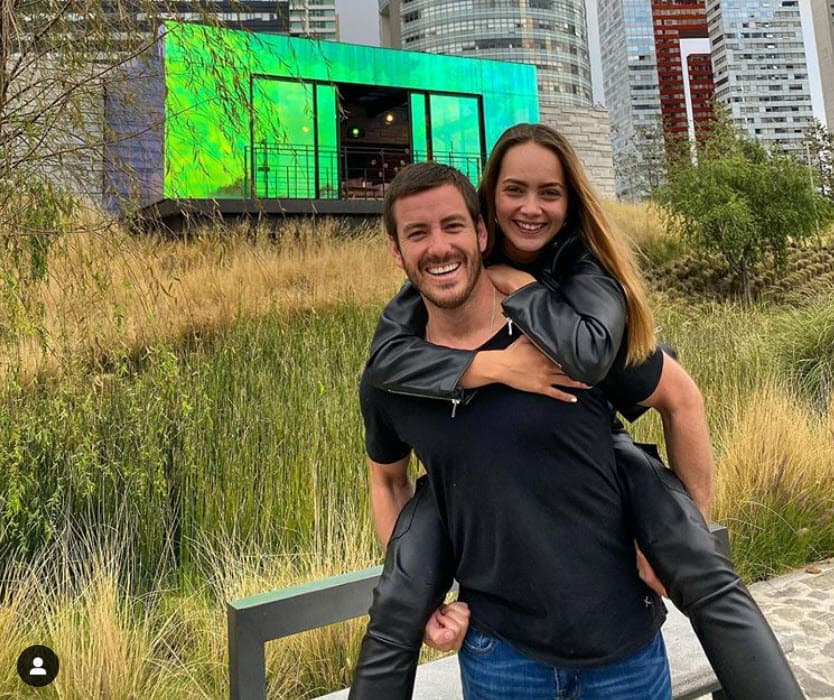 Narró qué tipo de antojos fueron los que presentó: "Soy cero dulcero y en las madrugadas 
<b><a href="https://www.univision.com/famosos/te-ves-divina-juan-diego-covarrubias-ensena-la-pancita-de-cinco-meses-de-su-novia-fotos" target="_blank">sí me despertaba (por) chocolates </a></b>y combinaba cosas extrañas por los antojos, yo no soy así". 
<br>