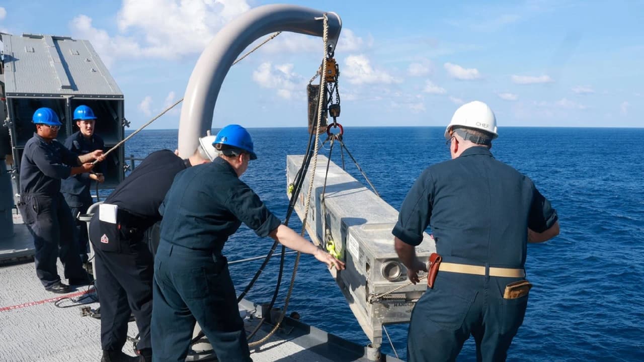 Tripulantes del buque de asalto anfibio estadounidense USS Iwo Jima cargan un misil RIM-7 NATO Sea Sparrow mientras navegan en el océano Atlántico, el 25 de agosto de 2025.