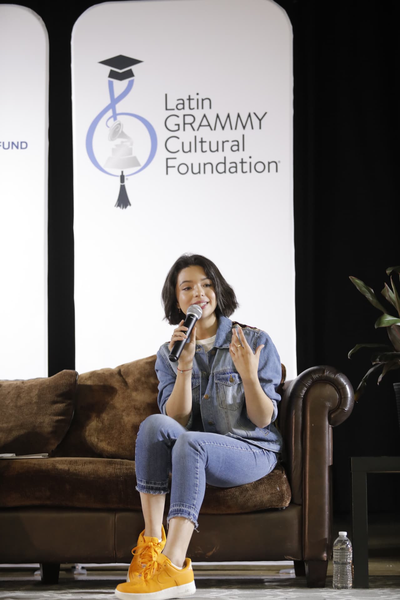 La cantante Ángela Aguilar se reunió con estudiantes de la Huntington Park High School en Los Ángeles, con el objetivo de compartir su experiencia sobre cómo logró el equilibrio entre sus estudios académicos, las grabaciones musicales y los compromisos como artista.
