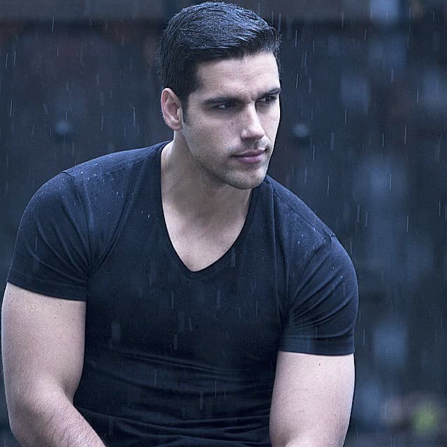 Este sexy actor de 32 años aparece en el melodrama "Yo No Creo En Los Hombres".