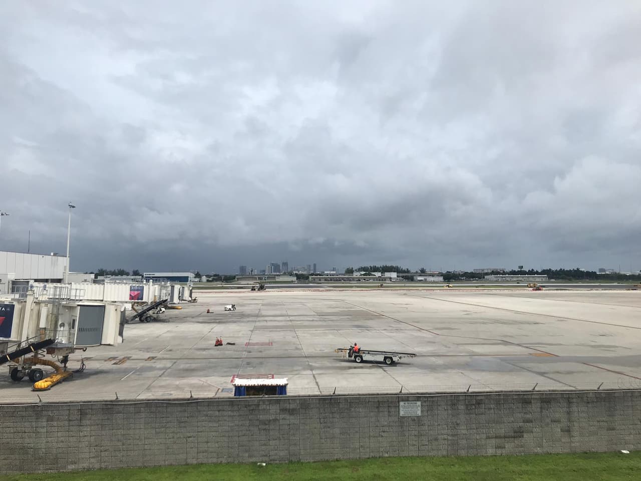 La pista se encuentra vacía, luego que salieron todos los aviones que estaban en el terminal en la mañana del lunes.
