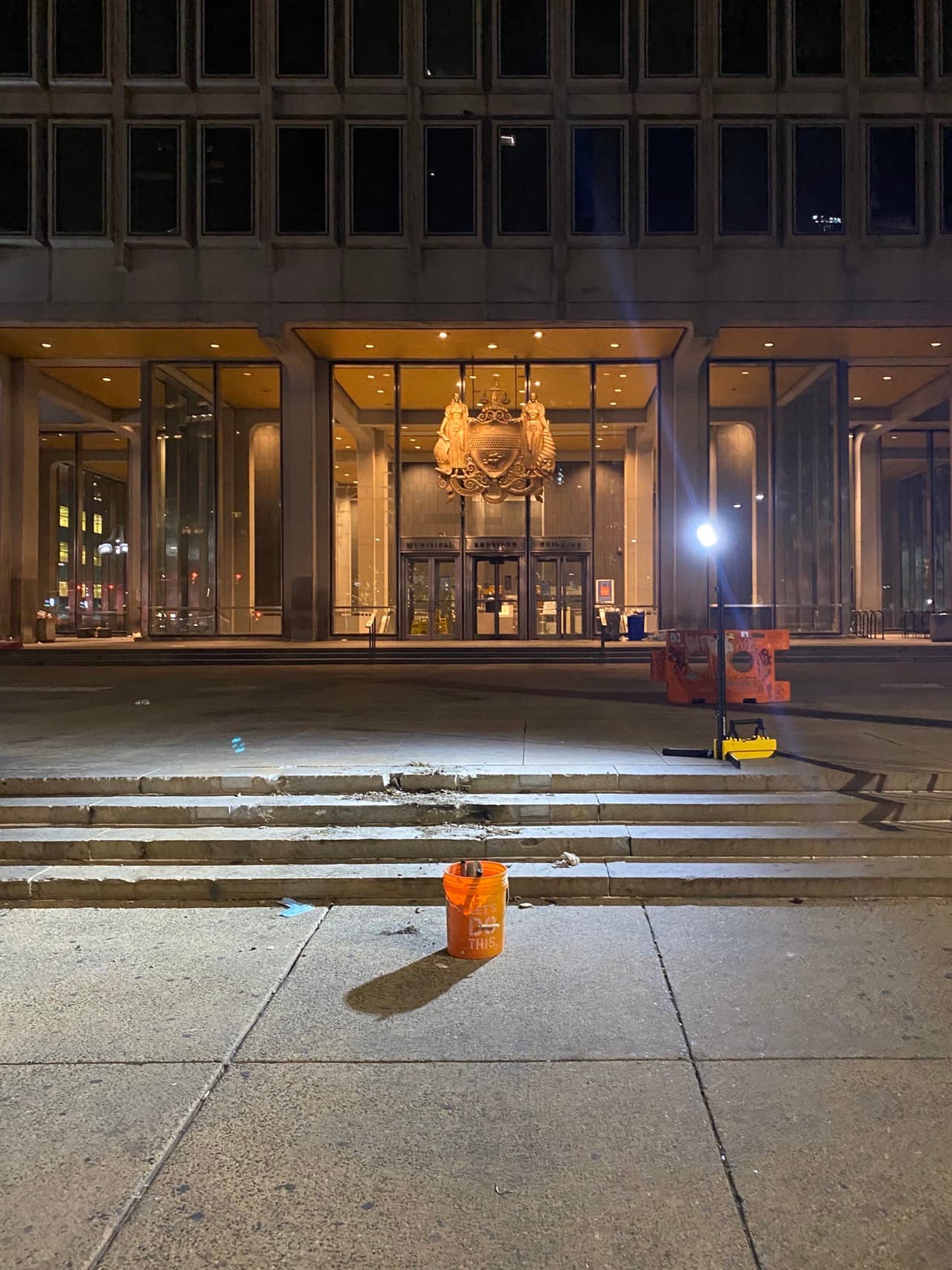 La estatua, que ha estado en los escalones del Edificio de Servicios Municipales durante más de dos décadas, fue retirada alrededor de la 1 a.m.del miércoles.
<br>