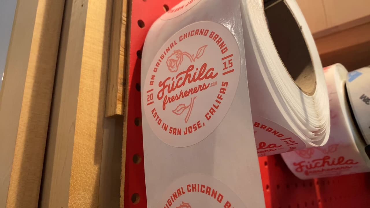 Las calcomanías utilizadas para sellar los aromatizantes que vende. Las etiquetas leen “una marca chicana original, establecida en San José, California” y tiene 2015 como referencia al año que se estableció la compañía. 
<br>