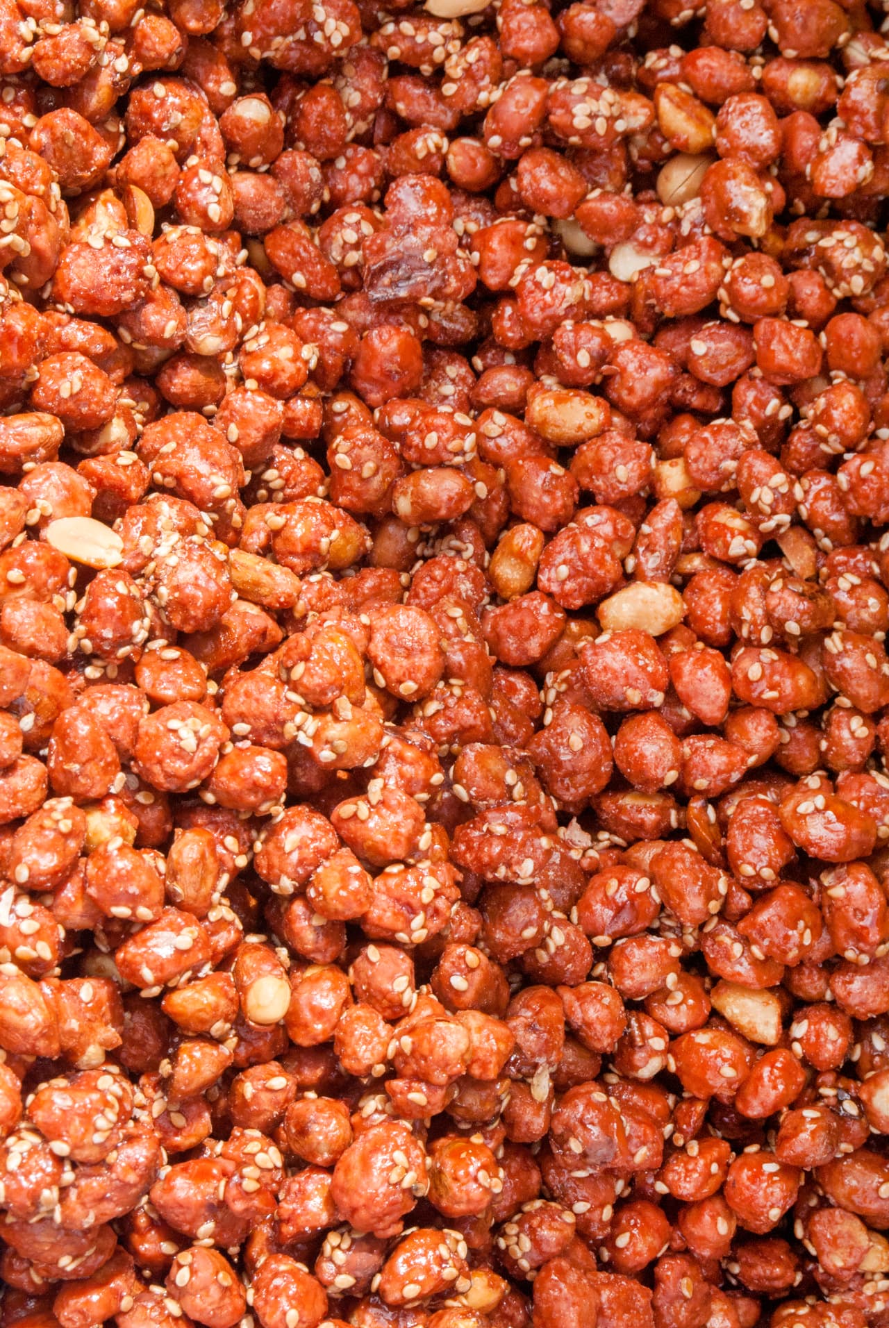 <b>Garapiñados.</b> El 'garapiñado' es una mezcla a base de azúcar derretida, agua y mantequilla que se usa para cubrir distintos tipos de nueces, desde cacahuates hasta pecanas, pepitas (la semilla de la calabaza) o semillas de girasol. A veces se le añade ajonjolí o sésamo a la mezcla. Generalmente es fácil conseguir garapiñados lo mismo en puestos de dulces callejeros que en tiendas de autoservicio. Foto: iStock.