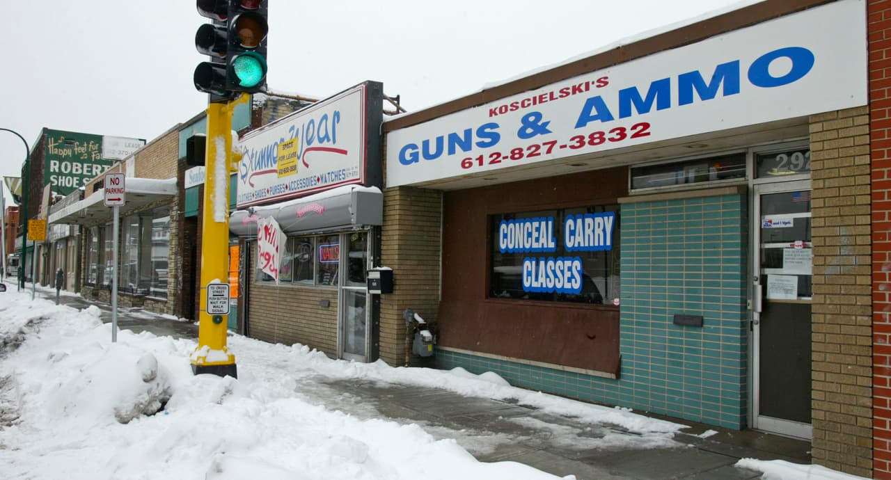 <b>Puesto 6. Minnesota</b>
<br>
<ul>
 <li>Tasa de verificación de antecedentes de armas de fuego de enero a junio de 2021: 115.7 por cada 1,000 personas</li>
 <li>Verificaciones de antecedentes de armas de fuego hasta junio de 2021: 501,900. </li>
 <li>Total de verificaciones de antecedentes de armas de fuego en 2020: 958,400.</li>
 <li>Total de verificaciones de antecedentes de armas de fuego en 2019: 682,400.</li>
 <li>Cambio de 2019 a 2020: +40.5%. </li>
 <li>Muertes por arma de fuego en 2019: 8.2 por cada 100.000 habitantes.</li>
</ul> 
<br>Según una investigación de Univision Noticias, al comparar a Estados Unidos con otros países considerados de altos ingresos por el Banco Mundial, vemos que su tasa de homicidios es más del doble que Chile, 
<a href="https://www.univision.com/noticias/estados-unidos/muertes-por-armas-de-fuego-en-eeuu-graficos-violencia-armada"><u>la nación que le sigue, y ocho veces más que Canadá</u></a>, su vecino del norte.