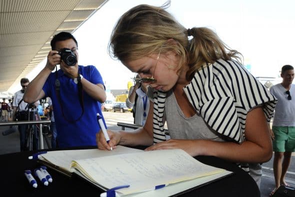 Una mujer firma un registro de condolencias en el aeropuerto de Schiphol.