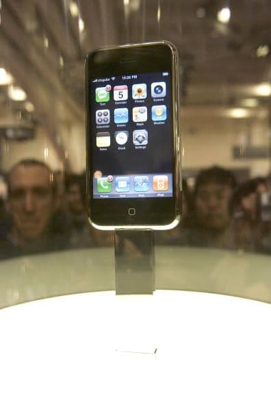 Reportes financieros de la empresa ubicada en Cupertino, California, señalan que desde junio de 2007, cuando salió a la venta la primera versión del iPhone, se han comercializado 244 millones 178 mil dispositivos alrededor del mundo, según cifras disponibles hasta el tercer trimestre de 2012.