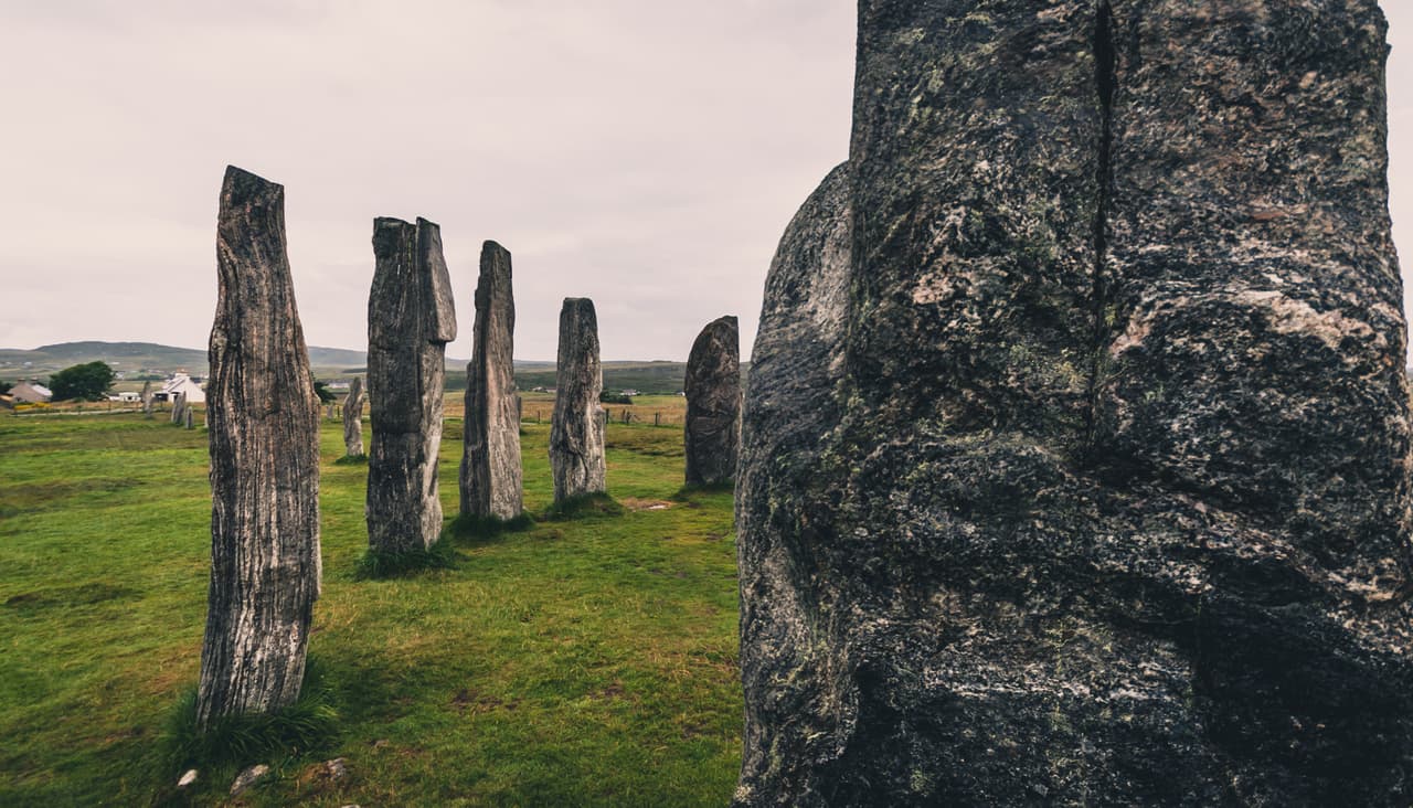 Parte de su magia es que en realidad nadie sabe con certeza por qué fueron colocadas allí. Mientras que visitar Stonehenge siempre será un viaje que hay que compartir con una multitud de turistas, la visita a Callanish Stones es prácticamente un espectáculo privado.
<br>