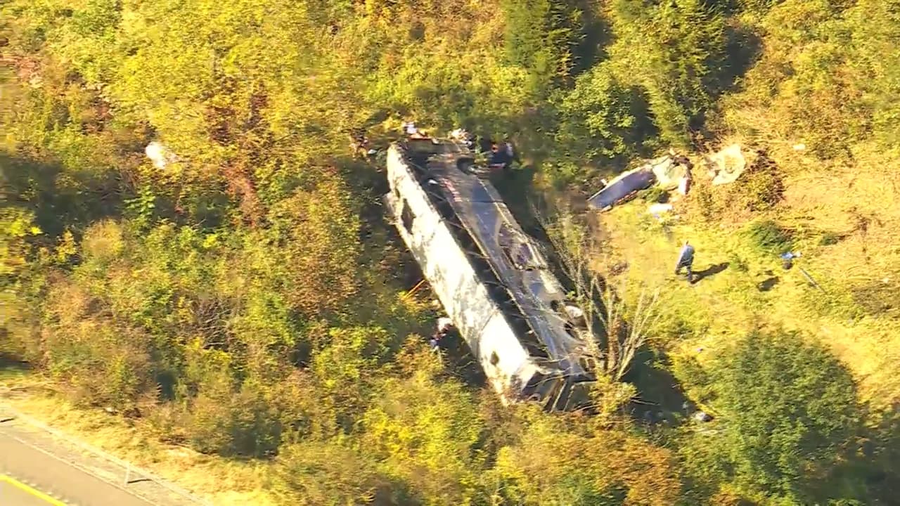 Una llanta podría ser la causante del accidente de autobús donde murieron 2 personas en NY