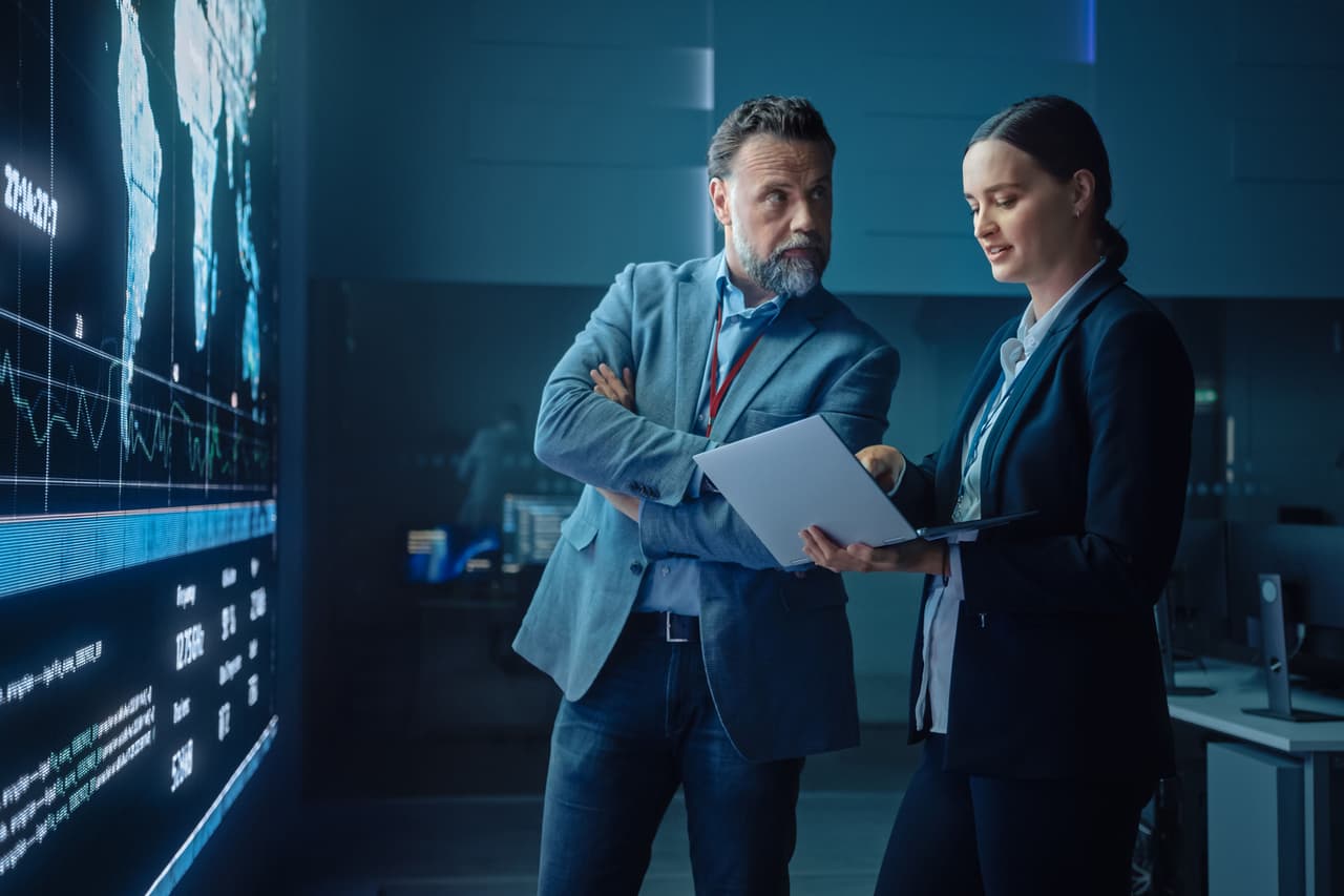 <b>Puesto 9. Administradores de sistemas comerciales</b>
<br>
<br>
<b>A qué se dedican:</b> son responsables de instalar y mantener los sistemas de hardware y software de una empresa. 
<br>
<br>
<b>Principales industrias donde han sido contratados:</b> servicios financieros y tecnología.
<br>
<br>
<b>Principales lugares donde han sido contratados:</b> Salt Lake City, Dallas-Fort Worth y Minneapolis.
<br>
<br>
<b>Salario anual:</b> entre 52,400 y 110,000 dólares. 
<br>
<br>
<b>Distribución de género:</b> 47.7% mujeres y 52.3% hombres.
<br>
<br>
<b>Experiencia previa promedio:</b> 4.5 años.
<br>
<br>
<b>Disponibilidad para el trabajo remoto:</b> 44.9%.