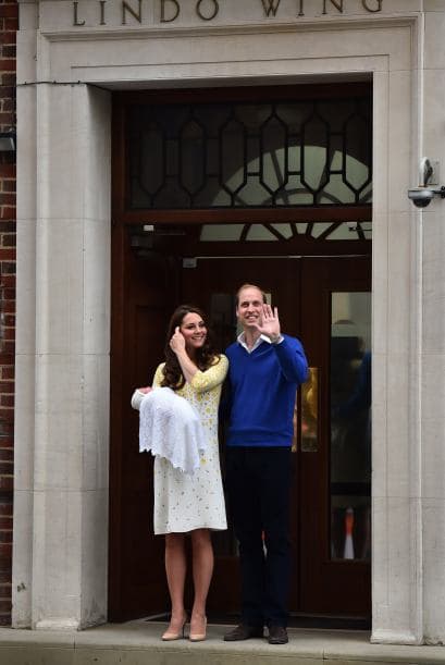 Los duques salieron a las 18:11 con la pequeña, que dormía.