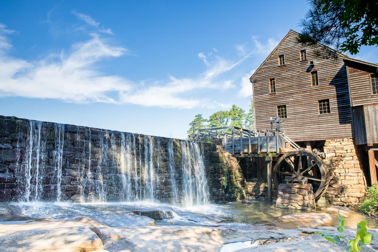 <b>Historic Yates Mill County Park (4620 Lake Wheeler Road, Raleigh)</b>. Explora los senderos más populares en Yates Mill County Park con mapas de senderos cuidadosamente seleccionados e instrucciones de manejo, así como reseñas detalladas y fotos de excursionistas, campistas y amantes de la naturaleza.
