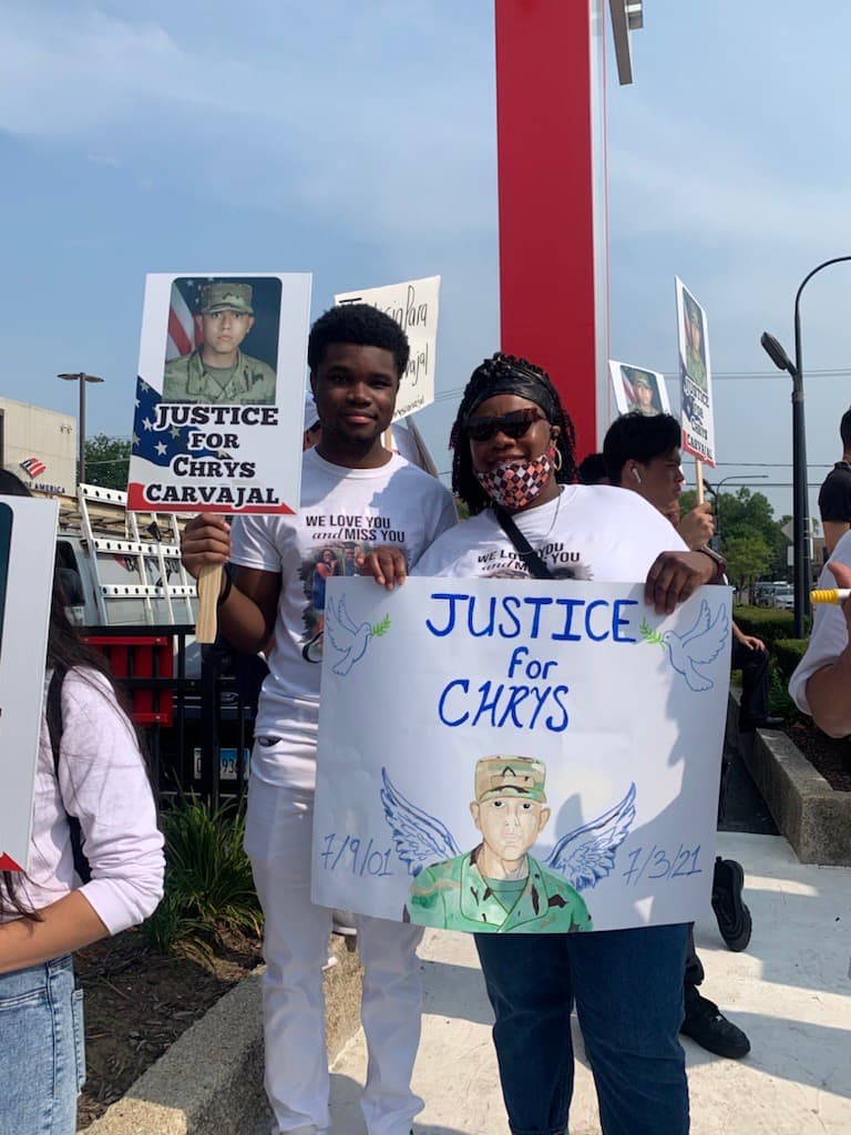 Con imágenes y dibujos amigos y familiares siguen pidiendo justicia.