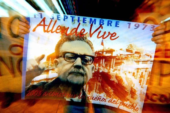 Siempre al caer la noche, en los barrios más acomodados de Santiago, convocadas de boca en boca, mujeres y niños salían a los balcones de sus departamentos y a los jardines de sus casas para hacer sonar con fuerza las cacerolas.