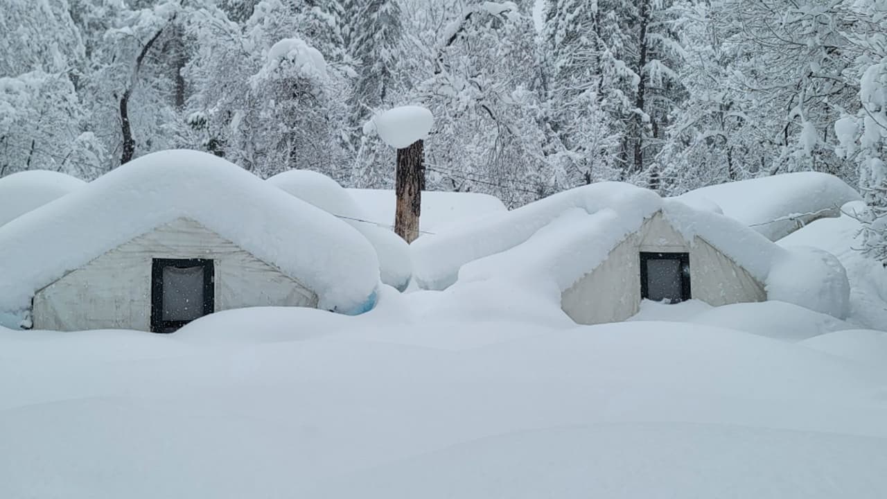 Toneladas de hielo y nieve mantienen cerrado el Parque Nacional de Yosemite