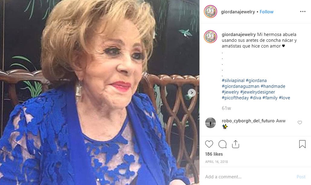 Incluso, ha fabricado piezas exclusivas para Silvia Pinal: "Mi hermosa abuela usando sus aretes de concha nácar y amatistas que hice con amor".
<br>