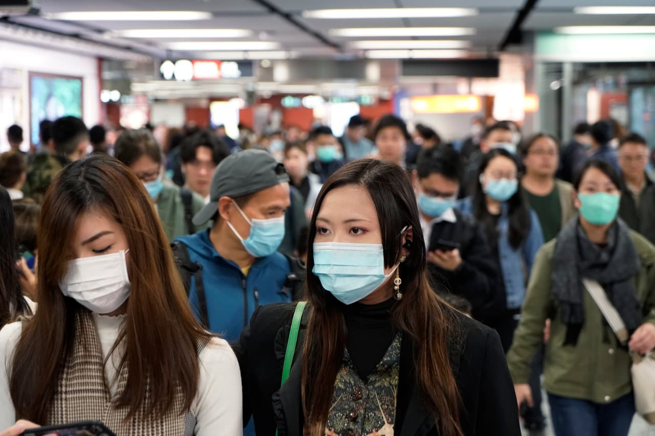 Los pasajeros del metro de Hong Kong usan máscaras para prevenir el contagio del coronavirus, el miércoles 22 de enero de 2020. El virus está presente ya en al menos 13 provincias chinas, además de las regiones administrativas especiales de Hong Kong y Macao, que confirmaron este miércoles sus primeros casos. No hay medicamentos específicos para la enfermedad ni tampoco ninguna vacuna para prevenirla.