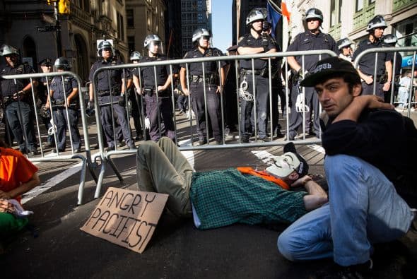 Los participantes se reunieron en el Bajo Manhattan en Battery Park antes de marchar al mediodía hacia Wall Street y las escaleras de la bolsa de Nueva York para sentarse y hacer un bloqueo sin el permiso de la policía.