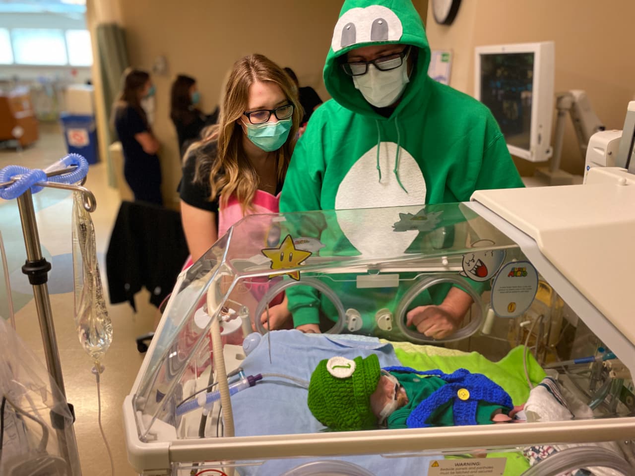 "Después de una pandemia muy larga y difícil, celebraciones como esta, en las que las familias y los proveedores de atención médica pueden reunirse y celebrar un hito, como su primer Halloween, son realmente significativas. Muchas de las enfermeras hicieron los disfraces que llevaban los bebés hoy. Las enfermeras, el personal , los bebés y los padres se sienten como una gran familia para nosotros", dijo Amy Irons, directora de servicios neonatales del St. David's Women's Center of Texas.