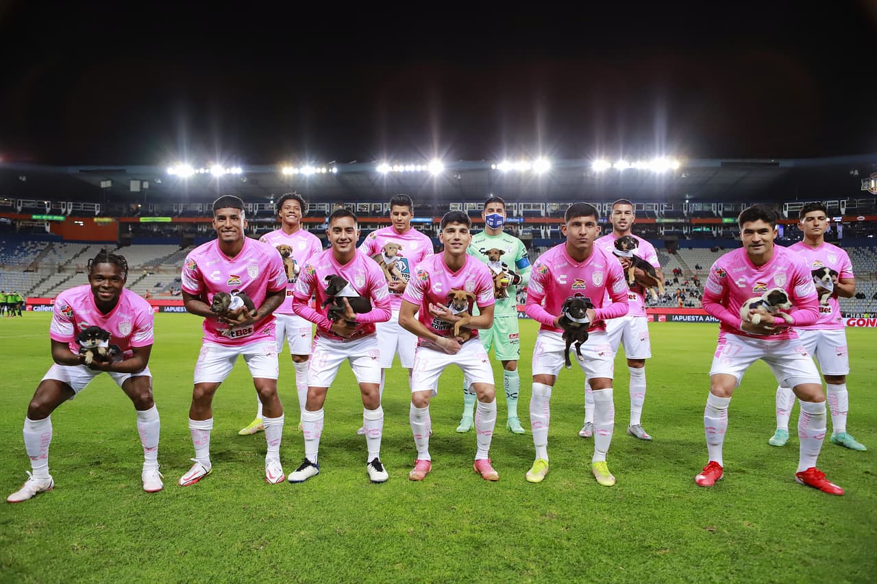 Los jugadores del cuadro hidalguense posaron con perritos para promover la adopción.