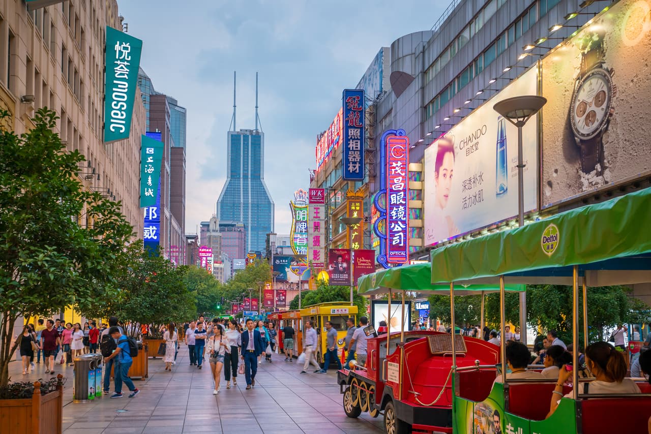 <b>Puesto 5. China</b>
<br>
<br>Velocidad de descarga: 165.38 Mbps (megabytes por segundo). 
<br>
<br>A pesar de las restricciones al acceso a la información de sus ciudadanos, este país tiene una alta velocidad de Internet. Países con regímenes autoritarios como Cuba o Venezuela tienen velocidades muy lentas.
<br>