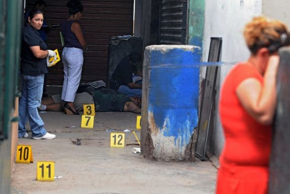 La distribución por edad determina que las muertes "suceden tempranamente en hombres a partir de los 13 años de edad, mientras que en las mujeres sucede a partir de los 15 años".