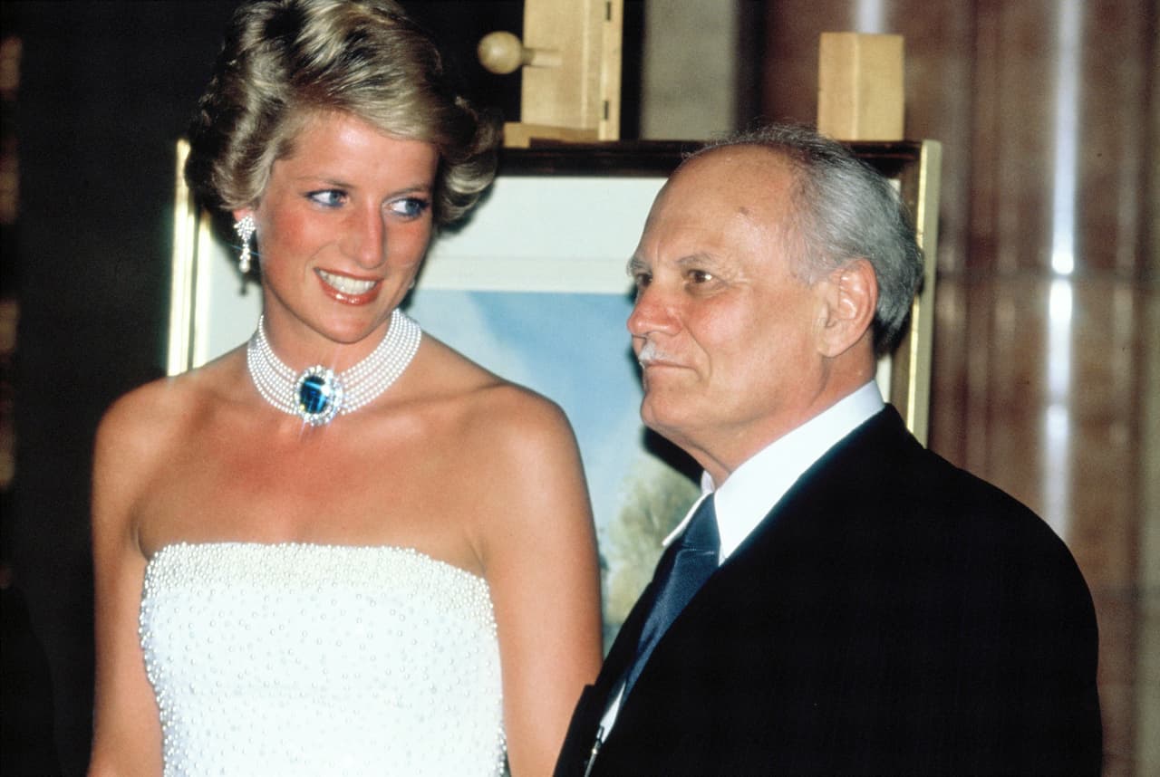 En 1990 visitó Hungría, allí se encontró con el presidente Arpad Goncz, en otra de las giras oficiales de la realeza británica.