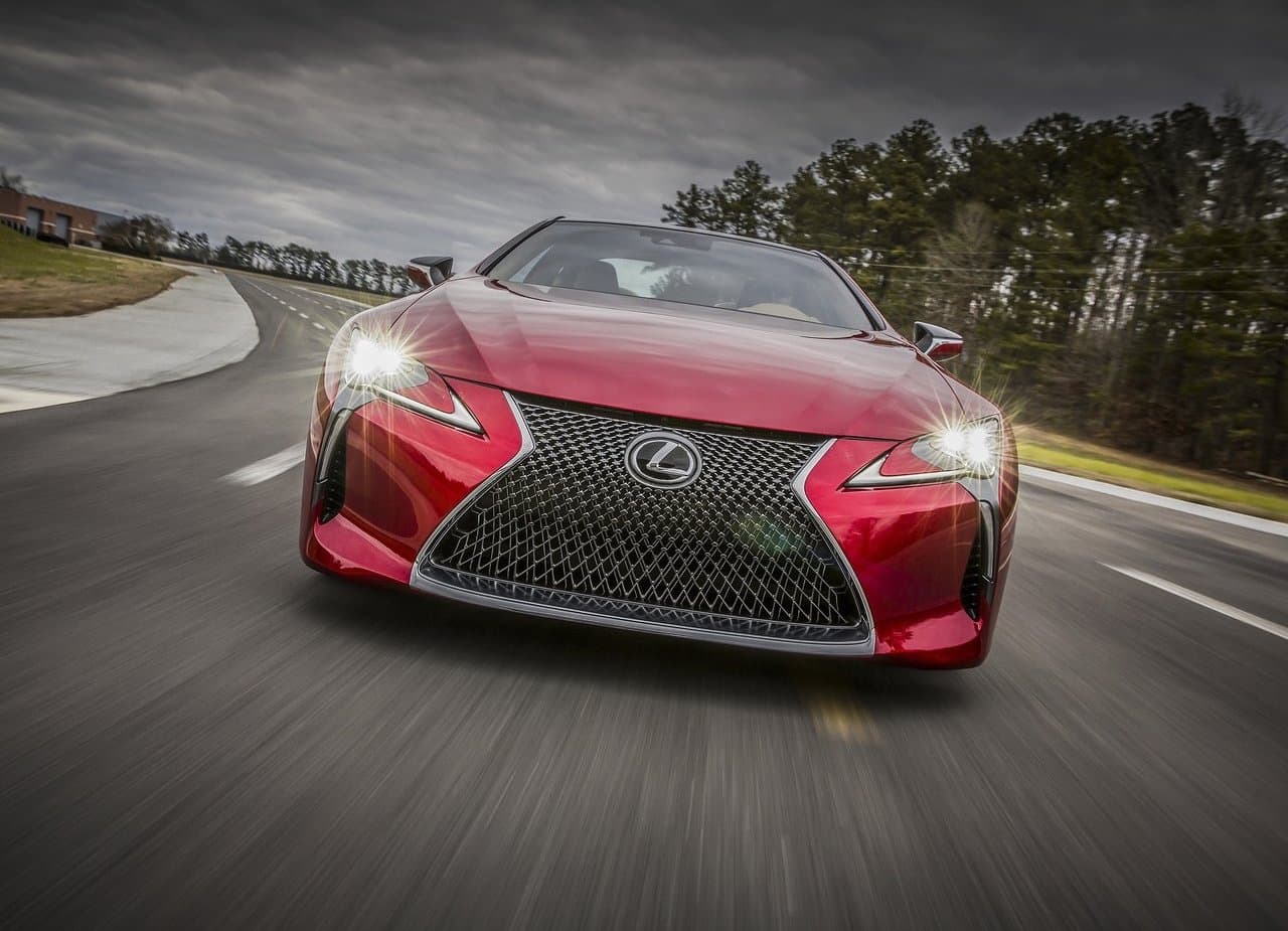 <b>Diferentes modos de manejo según como te sientas</b>
<br>
<br>El Lexus LC 500 ofrece cinco modos de manejo. Con cada uno, el deportivo es capaz de modificar la sensibilidad de la dirección, suspensión y acelerador. Si buscas un manejo más eficiente o más cómodo o más deportivo, este auto está listo para dar lo mejor de sí.