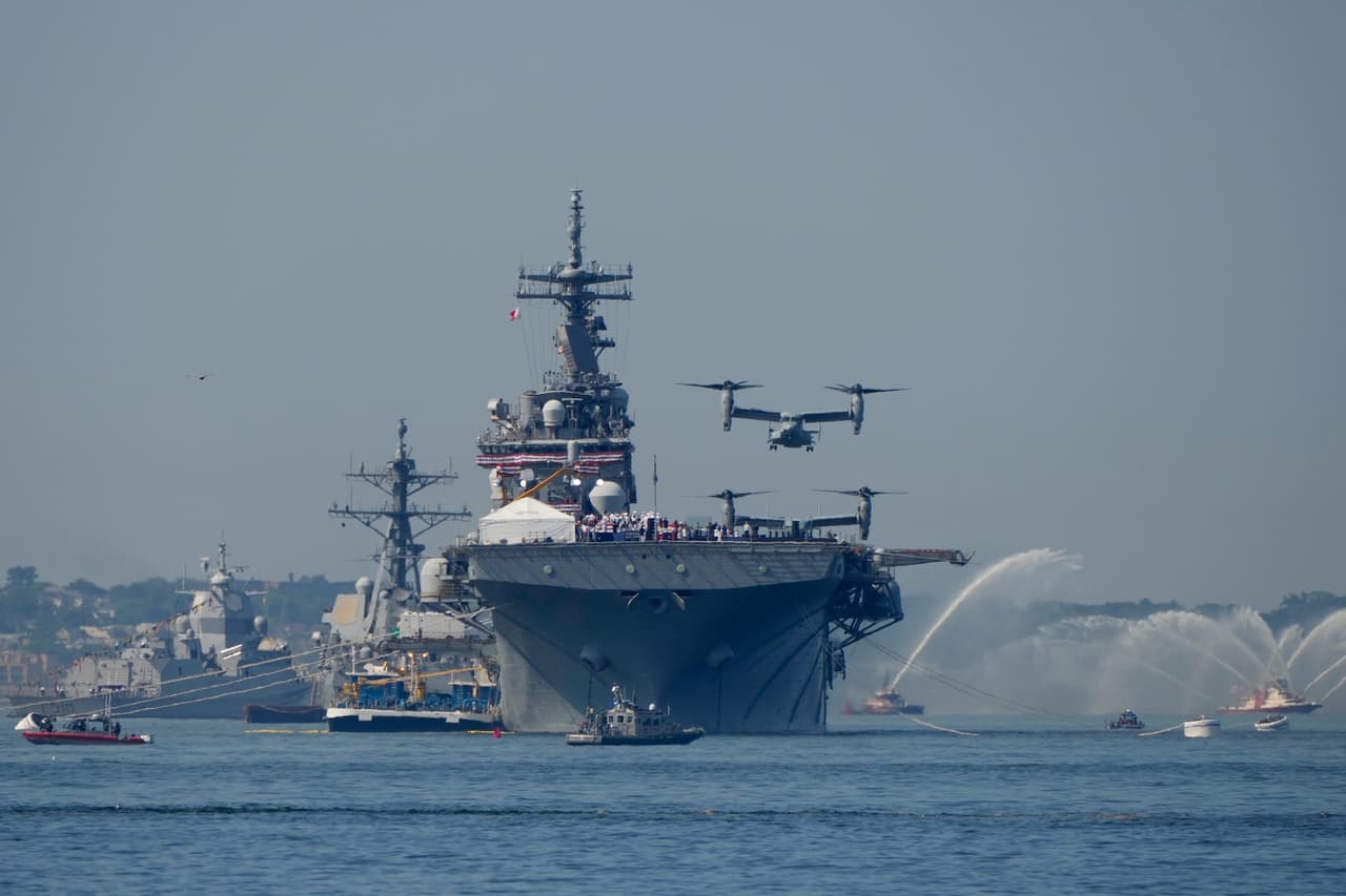 El USS Kearsarge, en el centro, durante el desfile naval de Sail250 en el East River