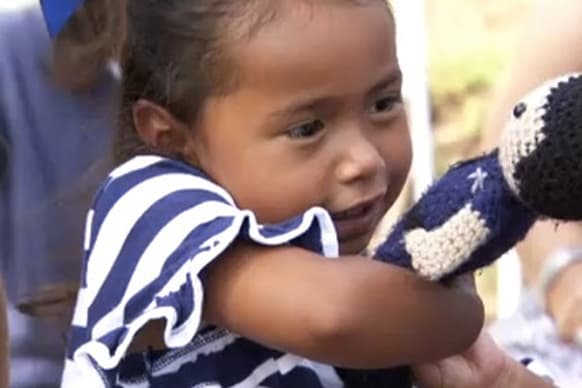 Lyncoln lleva un muñeco policía que le enviaron de regalo y al que llama "dada". Sus familiares dicen que aún es muy pequeña para comprender lo sucedido.