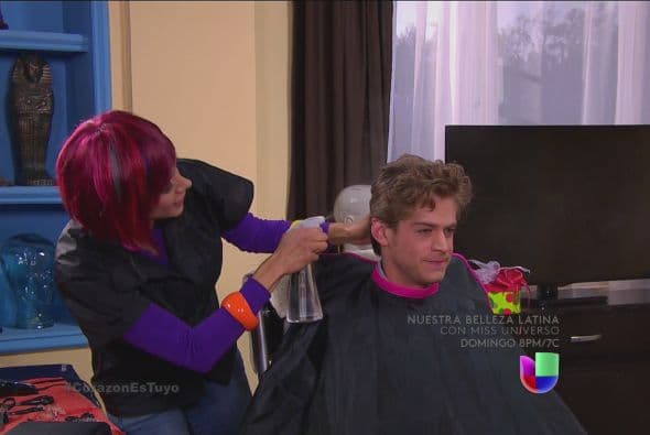 "Ana" no se despegó de él por ningún momento hasta no ver que quedara súper guapo.