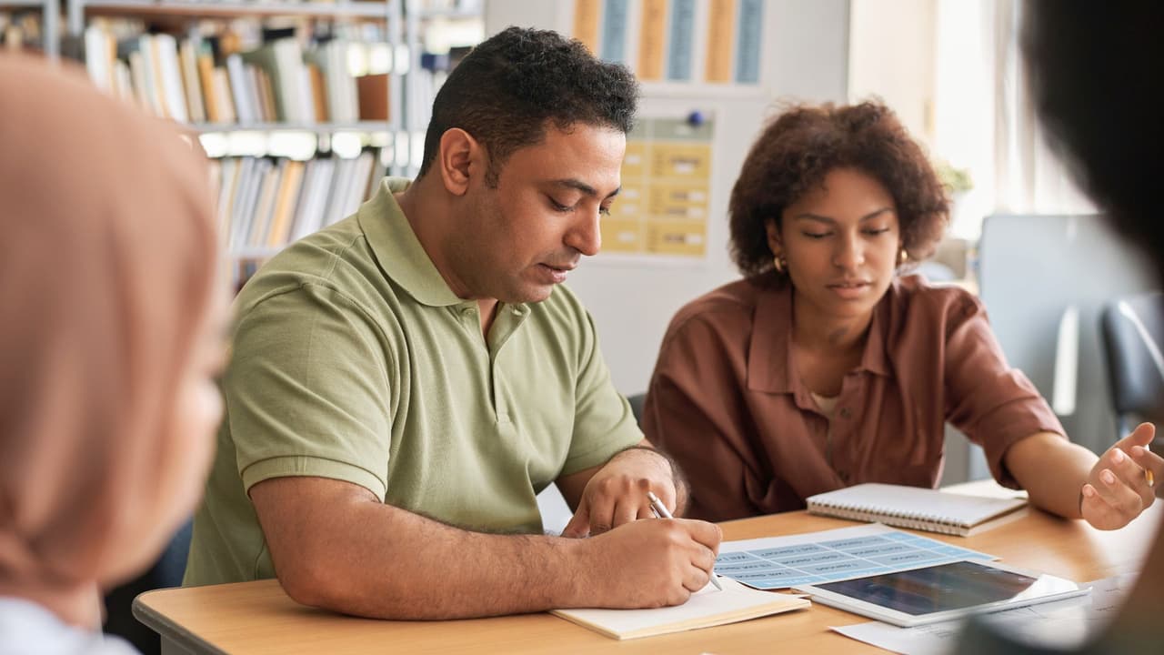 <h3 class="cms-H3-H3">🏫 Cursos gratis para adultos en colegios y centros comunitarios</h3>
<br>
<b>WorkReadyU – Dallas College </b>
<br>Este programa gratuito de Dallas College está enfocado en adultos que quieren mejorar su inglés y prepararse para el trabajo. Ofrecen clases en varios campus del condado de Dallas. 
<a href="https://www.dallascollege.edu/cd/workreadyu/pages/default.aspx" target="_blank">Consulta requisitos y fechas de inscripción en su página, haz clic aquí</a>
<br>
<b>Literacy Achieves </b>
<br>Es una organización sin fines de lucro que imparte clases de ESL en diferentes zonas de Dallas. Sus programas están diseñados para estudiantes inmigrantes y sus familias, con opciones presenciales y en línea. Aceptan estudiantes durante todo el año, 
<a href="https://www.literacyachieves.org/" target="_blank">haz clic aquí para más detalles</a>