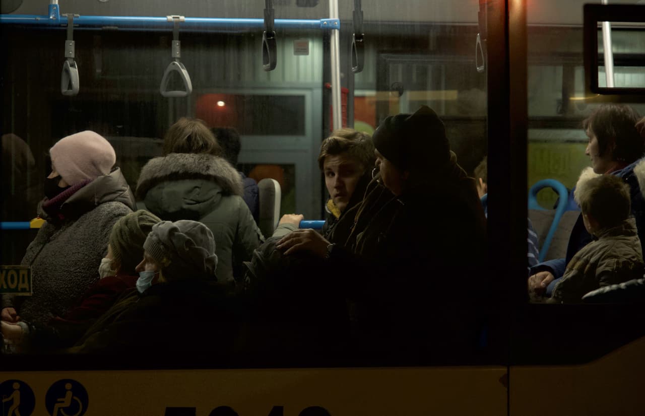 Personas evacuadas en Donetsk. Desde el sábado por la mañana, en el paso fronterizo de Matvéyev Kurgan, se veían
<b>colas de automóviles y buses de Donetsk hacia Rusia.</b> Del lado ruso declararon el estado de emergencia y abrieron un campamento cerca de ese punto de paso fronterizo.