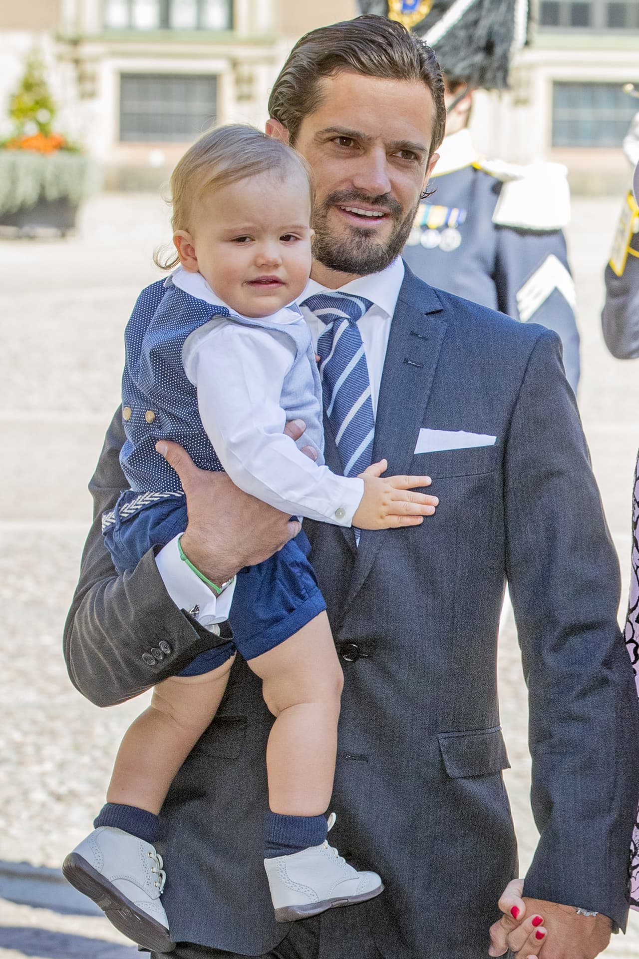 El príncipe Carlos Felipe de Suecia es padre del príncipe Alejandro, duque de Södermanland, y quien nació el 19 de abril de 2016 en Dandery, Suecia.