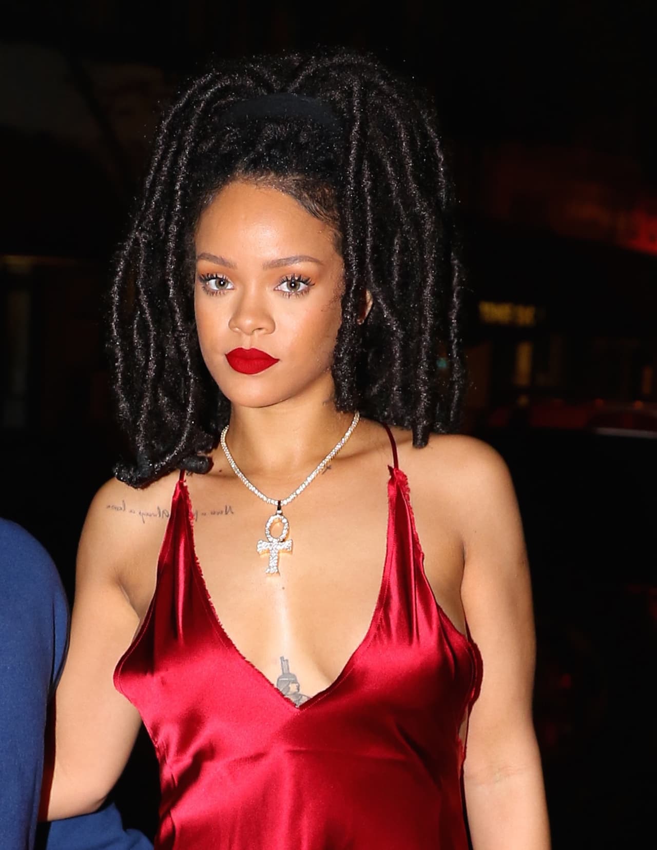 La cantante lució hermosa en un sexy vestido rojo de seda