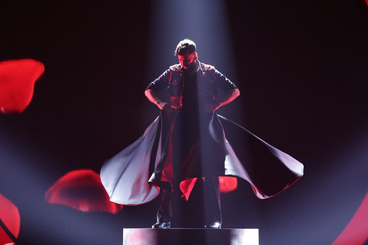 El número de baile de Jomari Goyso durante la octava gala de Mira Quién Baila inició con el conductor español con un capote atado a su cintura a manera de faldón.